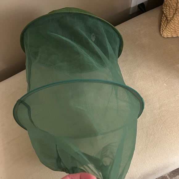 Green Mesh Mosquito Head Covering - Picture 2 of 5